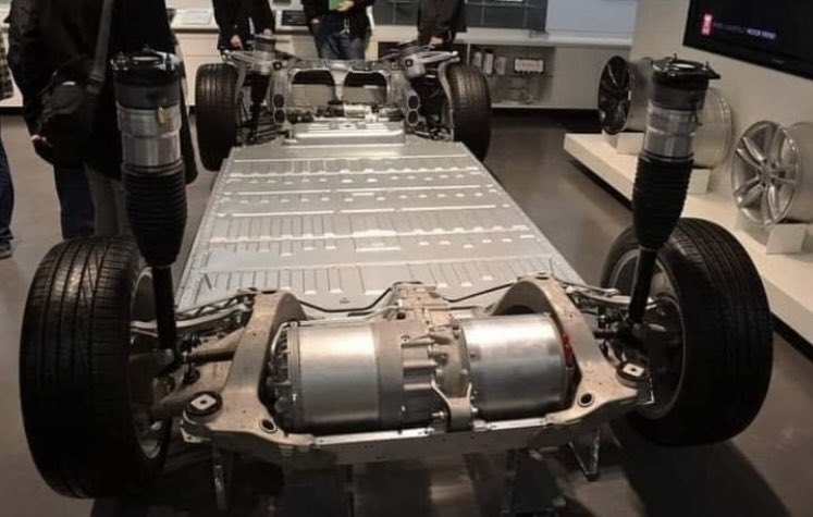 Here comes the Tesla battery.
To produce it you need to excavate:
12 tons. of rock for Lithium
5 tons. of cobalt minerals
3 t. of mineral for nickel
12 tons. the mineral for the copper
Need to move 250 tons. of land to obtain:
12 kg of Lithium
13.6 pounds of nickels
22 kg of