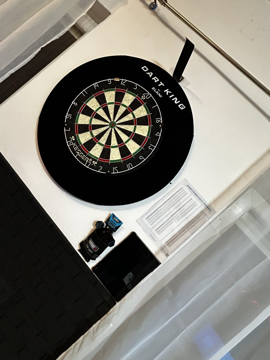 Ma15Fi's tweet photo. Klein aber fein, die Dartecke im Schlaf - Gamingzimmer  🎯 ONEEEEEHUNDRETANNNDEEEYYYGHTYYYY @Herr_Currywurst https://t.co/Gy7JWbknbw
