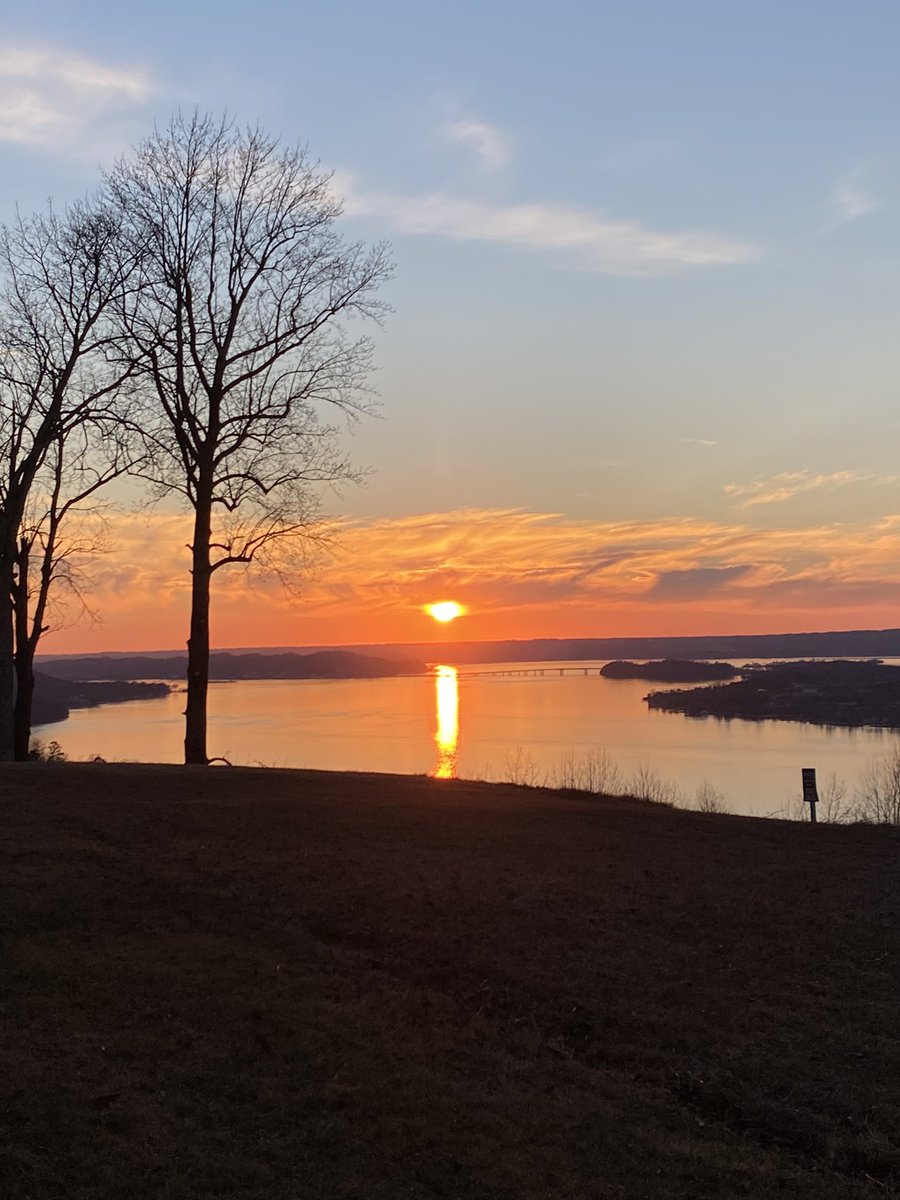 LLeathrum's tweet photo. Sunset at Lake Guntersville State Park@Spann https://t.co/AyJiYxGTVg