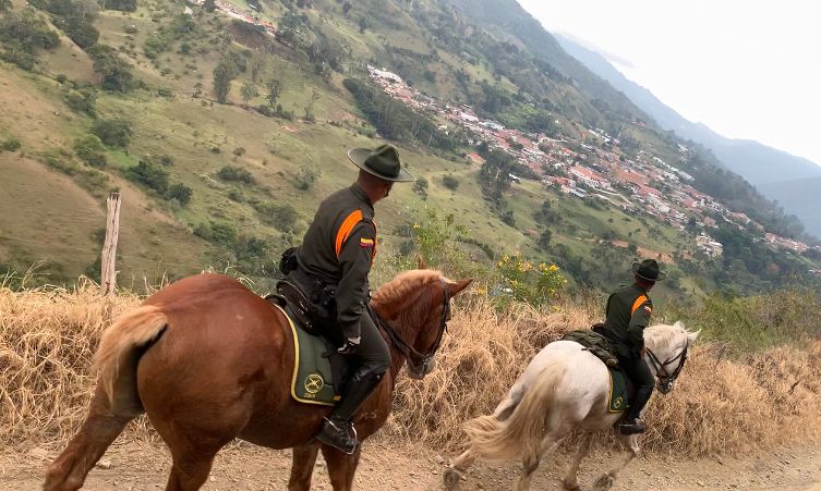 UnidosEnRegion's tweet photo. #Región 🌾 En los municipios de #Matanza y #Surata en #Santander, se consolida el servicio de policía en la ruralidad, los @CarabinerosCol acompañan y garantizan la seguridad y la convivencia de nuestro campo colombiano. 🇨🇴
#SeguridadEnElTerritorio #SiemprePresentes
#DiosYPatria https://t.co/BcRsUAWxvL
