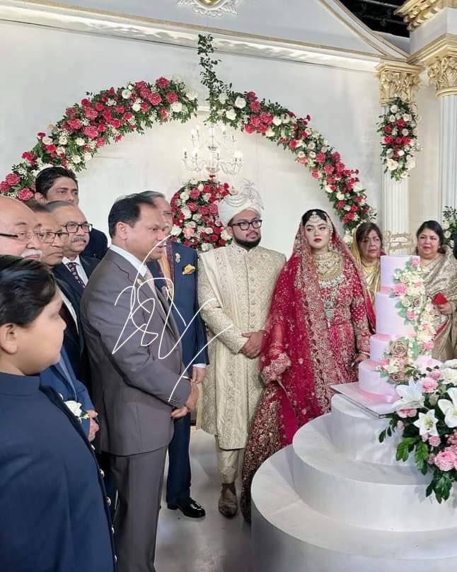 ZulkarnainSaer's tweet photo. সফলভাবে জাতীয় নির্বাচন সম্পন্ন ও পরবর্তীতে অবসরে যাওয়ার আগে কন্যা-পুত্র’দের রাজসিক বিয়ের আয়োজন, যেন বাংলাদেশের সেনাপ্রধানদের একটা নিয়মে পরিণত হয়েছে। 

২০১৮’র ডিসেম্বরে নিশিরাতের নির্বাচনের কান্ডারী জেনারেল আজিজ ২০১৯ সালের এপ্রিলে তার পুত্রের ঐতিহাসিক বিবাহের আয়োজন করেন সেনাকুঞ্জে — ওই বিয়েতে একই সাথে দেশের রাষ্ট্রপতি ও পলাতক শীর্ষ সন্ত্রাসীরাও যোগদেন। আর এবার ২০২৪’র ডামি নির্বাচন সফলভাবে শেষ করার পর কণ্যার বিয়ের আয়োজন করলেন বর্তমান সেনাপ্রধান জেনারেল শফিউদ্দীন।

আসছে, জুলাই ২০২৪ এ নিয়মানুযায়ী শফি’সাহেব অবসরে যাবেন। 

গতকাল রাতে অনুষ্ঠিত এই বিয়ের অতিথি হয়েছেন দেশের রাষ্ট্রপতি, প্রধানমন্ত্রীর ঘনিষ্ঠ স্বজন সহ বিভিন্ন খুনে বাহিনীর প্রধানেরা। ডিবির প্রধান হারুন সাহেব’কে তো রীতিমতো রাষ্ট্রপতি পুত্রের সাথে গালগলি করতেই দেখা যাচ্ছে। 

রাষ্ট্রীয় মাফিয়াতন্ত্রের কি উৎকৃষ্ট উদাহরণ!