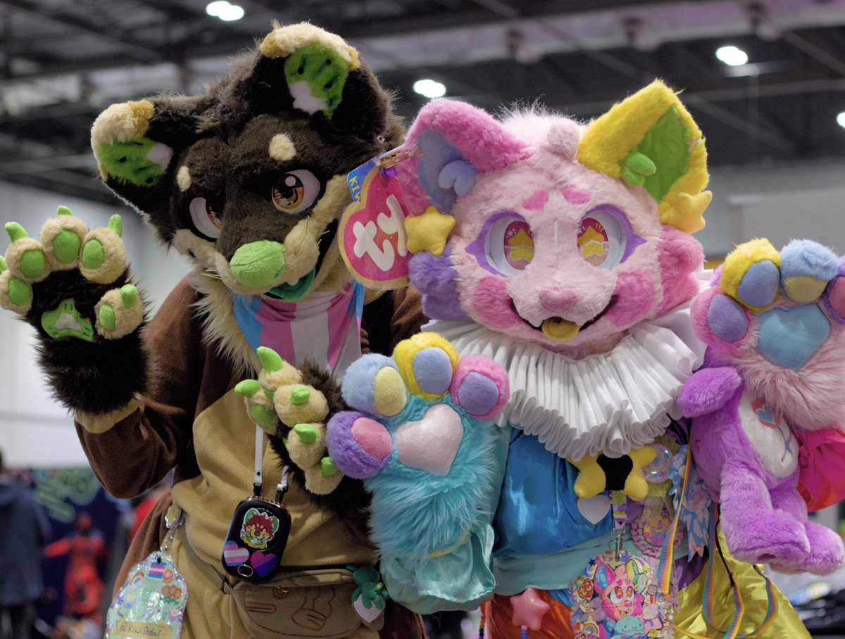 KiwiMarten's tweet image. Happy #fursuitfriday From Kiwi and Puddin!
🥝💖🧸
🐱 - @puddinplush 
📸 - @aeroziner_photo