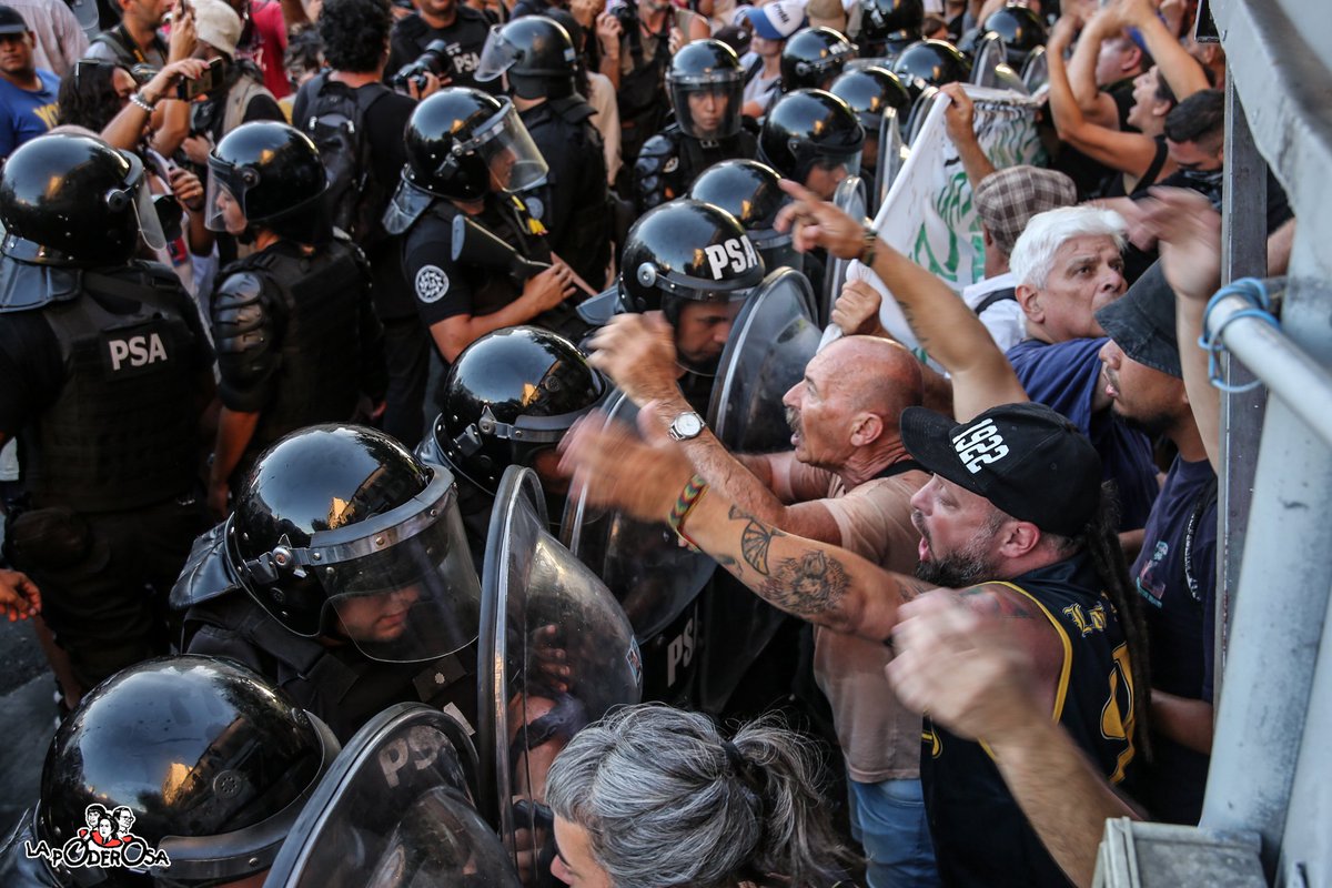 gargantapodero's tweet photo. Mientras los funcionarios de la vergüenza huyen de los gritos del pueblo, tras la mueca de una ley que jamás fue leída, a las afueras del Congreso la rabia de sus sabuesos. 

Hace tres días que "el gobierno de la libertad" nos caga a palos y regala la Argentina. https://t.co/WrSLJCTXPz