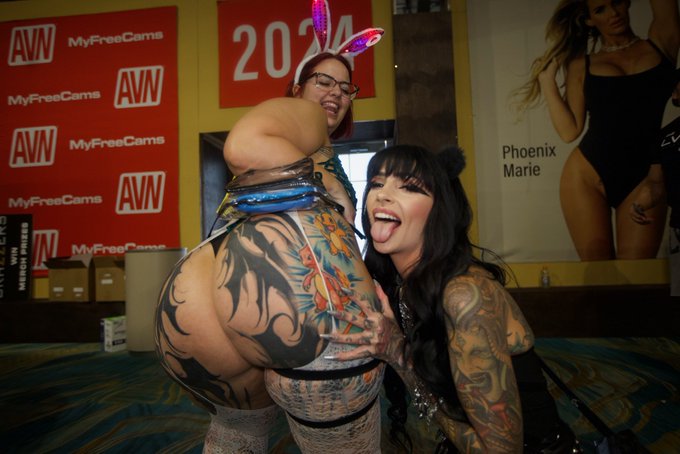 feeling blessed to know so many beautiful women 💓 @avnawards https://t.co/EfQVEgXV8V