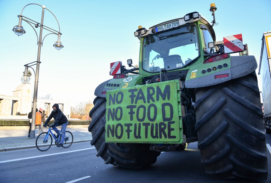 XHNews's tweet photo. Despite some governments' promises to appease #ProtestingFarmers, analysts foresee little change to existing #EU agricultural policies in the short-term https://t.co/f1M6S5XXrt https://t.co/2rC2W16agI