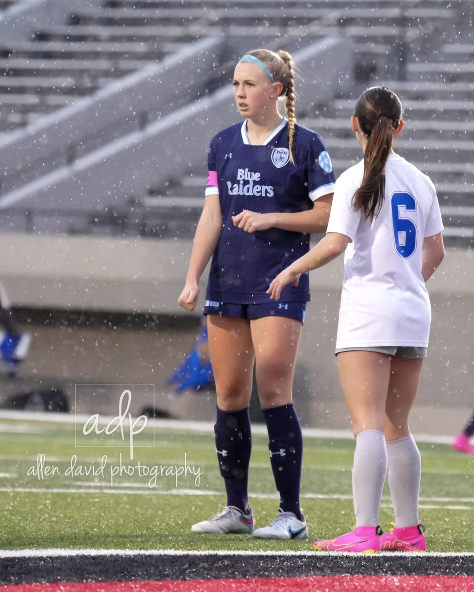 A few shots of the captain in the rain before the lightning delay here at Pennington in Bedford. LD Bell vs Boswell @ldbsoccer @boswellhs @SkylarHenley4 @gmsportsmedia1 @Gosset41 @TopDrawerSoccer @PrepSoccer  @PremierTxSoccer @ECNLgirls @dfw_girls_hs_vs
@girlssoccernet