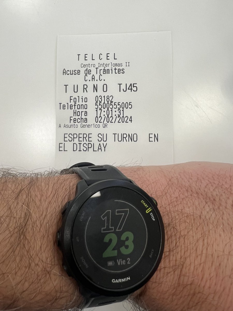 BJ03000's tweet photo. En @Telcel Paseo Interlomas más de 23 minutos esperando y solo atienden en 4 de 35 ventanillas!!! https://t.co/UlRWGtc6gK