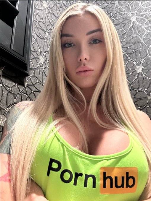 Deep stares and deep strokes ? @Pornhub https://t.co/0wyoTjNE9F