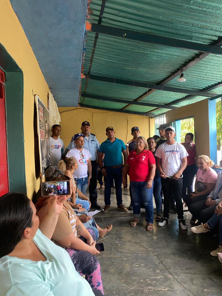 deivy64280076's tweet photo. #Noticia #02F
Voceros de las #7T parroquia Ocumare del Tuy - Edo Miranda visitaron las comunas: 
1. Revolucionaria  Bolivariana 
2. El Gran Marare
Con el propósito de impulsar las preguntas generadoras, detectar  los nudos críticos y potencialidades del sector.
@NicolasMaduro https://t.co/a1TPcZbPrO