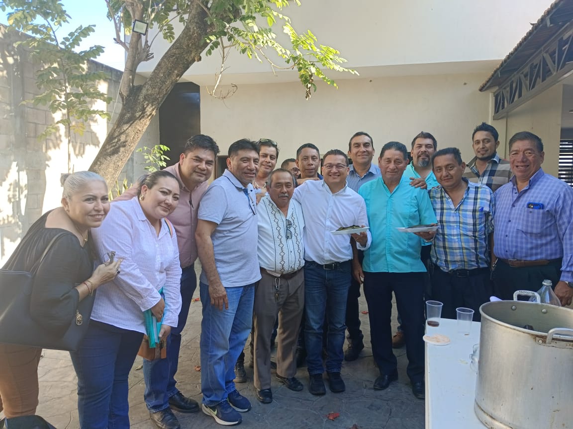 Muy contento, disfrutando con mis amigos este simbólico día, de tradición y fé, como lo es el #DiaDeLaCandelaria; aprovecho para saludar a todos mis seguidores, a todos mis simpatizantes de las redes sociales, los que siempre están atentos de nuestra actividad política. Gracias.