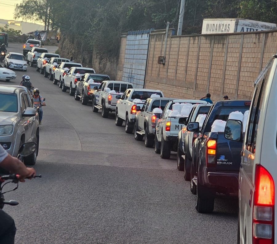jcardonaerazo's tweet photo. Empiezan a llegar las 30 mil cenas que el @GobiernoHN dará este día a los peregrinos que han venido a Tegucigalpa a saludar a la Virgen de Suyapa.
También tenemos 5 puntos de hidratación con 200 mil bolsas de agua para el resto de la jornada y apoyamos con colchonetas.
Cumpliendo, Presidenta @XiomaraCastroZ 🙏🏽