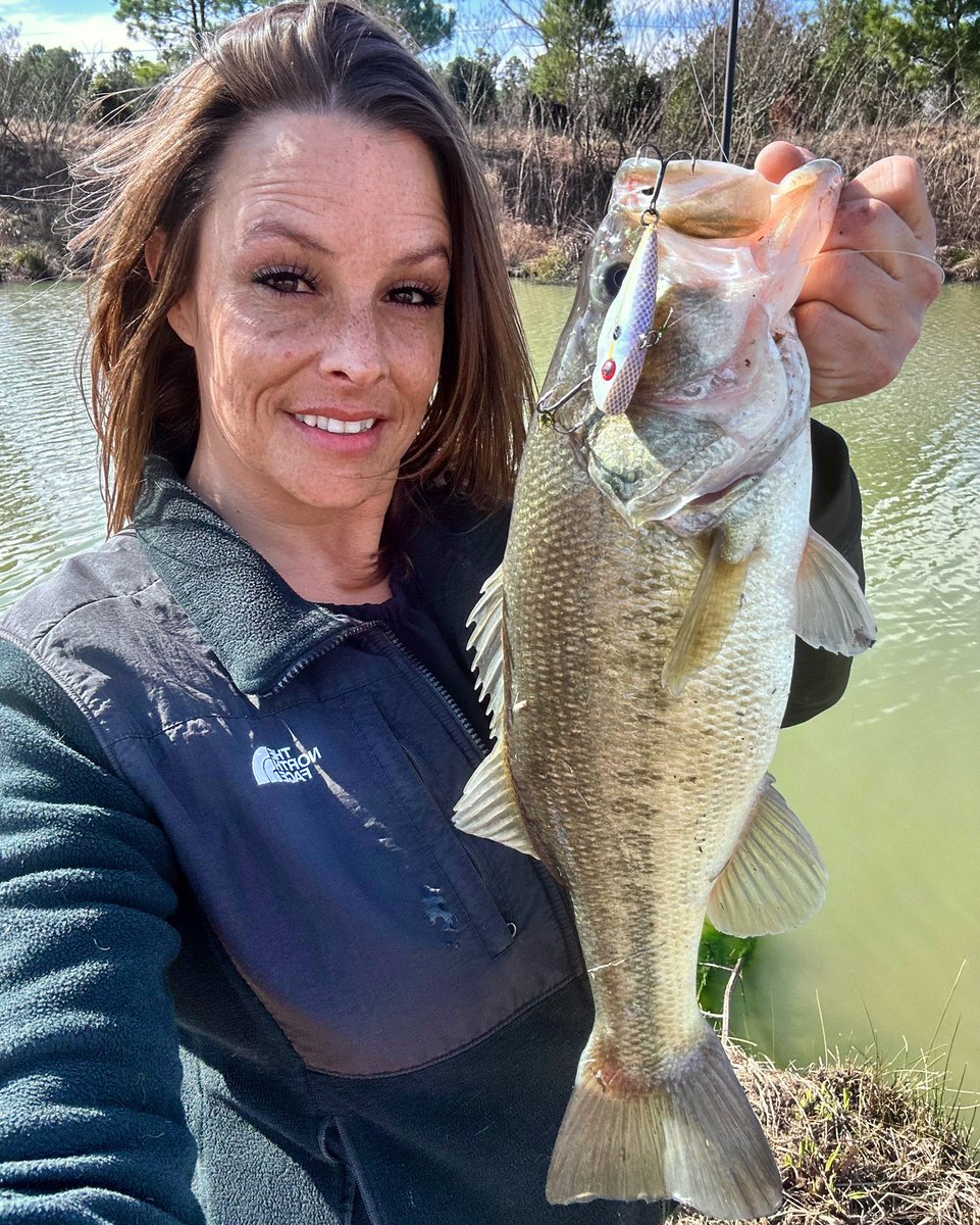 samanthalgay's tweet photo. Thankful to have made it to the weekend and looking forward to getting in some more fishing this weekend. What are your plans for the weekend? #TGIF #bassfishing #airrusrods #lewsfishing #strikeking #redeyeshad #liplesscrankbait #largemouthbass #catchandrelease #pondfishing https://t.co/l3GOFG0xSC