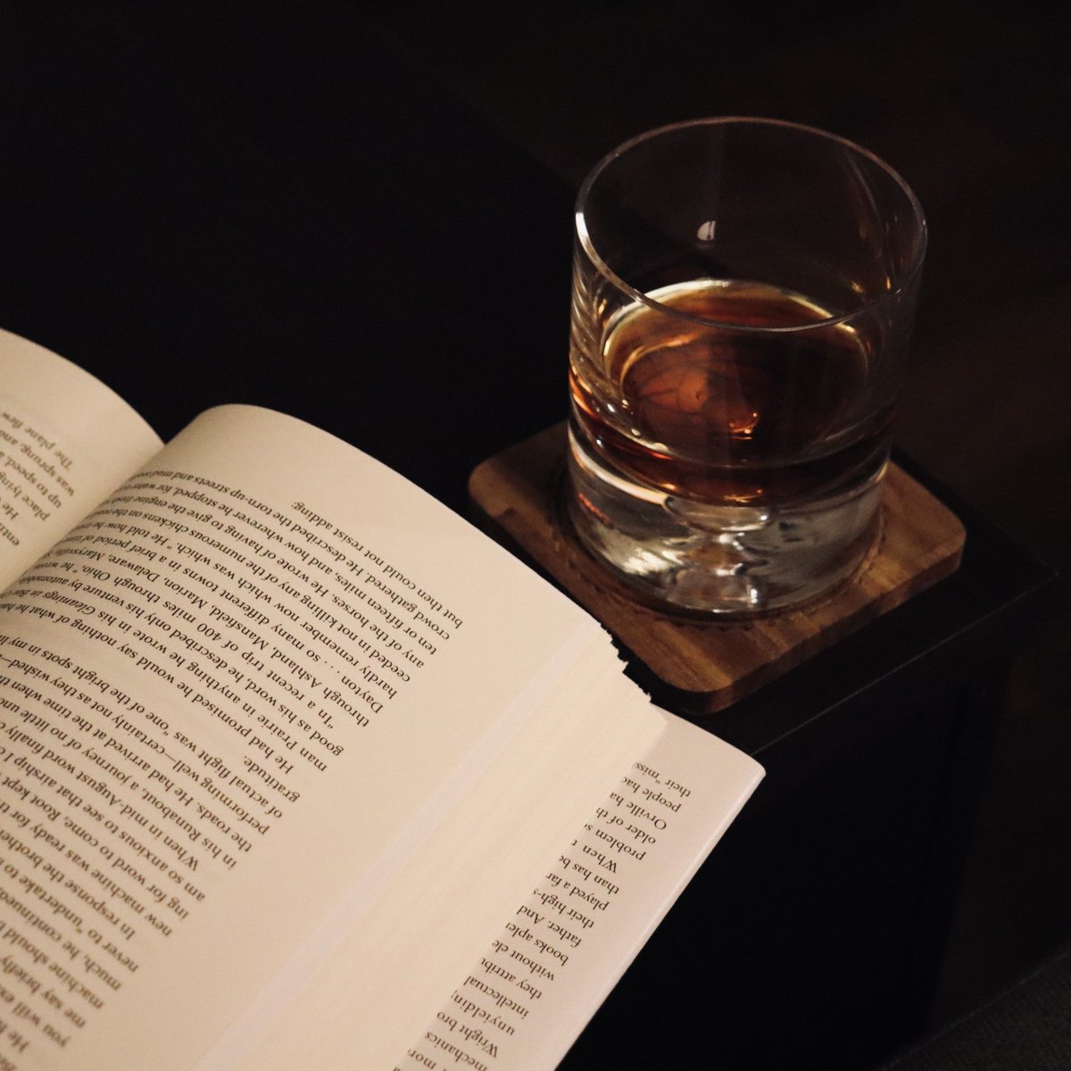 foxandseeker's tweet photo. Unwind with Bourbon &amp; Books! 📚🥃 This month's pick, 'The Wright Brothers' by David McCullough. Engage for a chance to win a copy and an F&amp;S rocks glass. Cheers to literature and libation! #BourbonAndBooks https://t.co/GncAqQyPsU