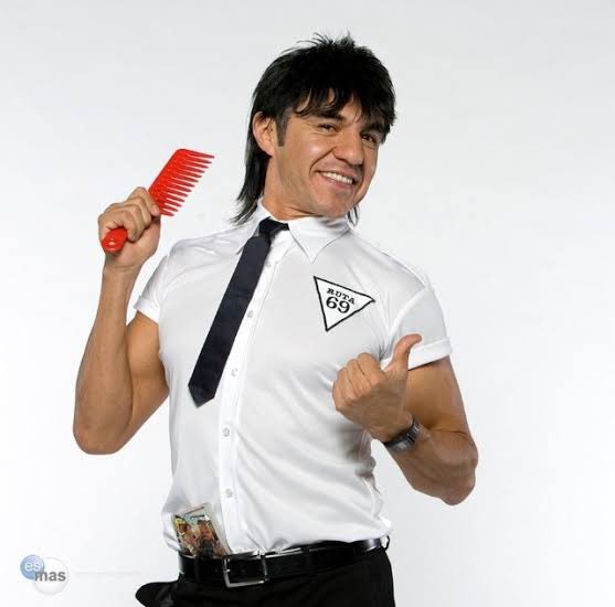 danahogaza's tweet image. A mis 19 años me acabo de enterar que este wey llama “vítor” y no “VICTOR” JAKAHAKHANAHSJA he vivido toda mi vida engañada. #datorandom