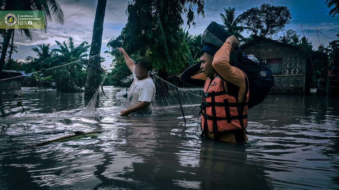 LOOK | Search and Rescue Ops continue at Davao del Norte by PH #Navy in Eastern Mindanao 

More ➡️ m.facebook.com/story.php?stor…
📝📸 <a href="/nfem_pao/">NFEM PAO</a> 

#ProtectingtheSeasSecuringOurFuture 
#ModernandMultiCapablePHNavy 
#AFPyoucanTRUST
