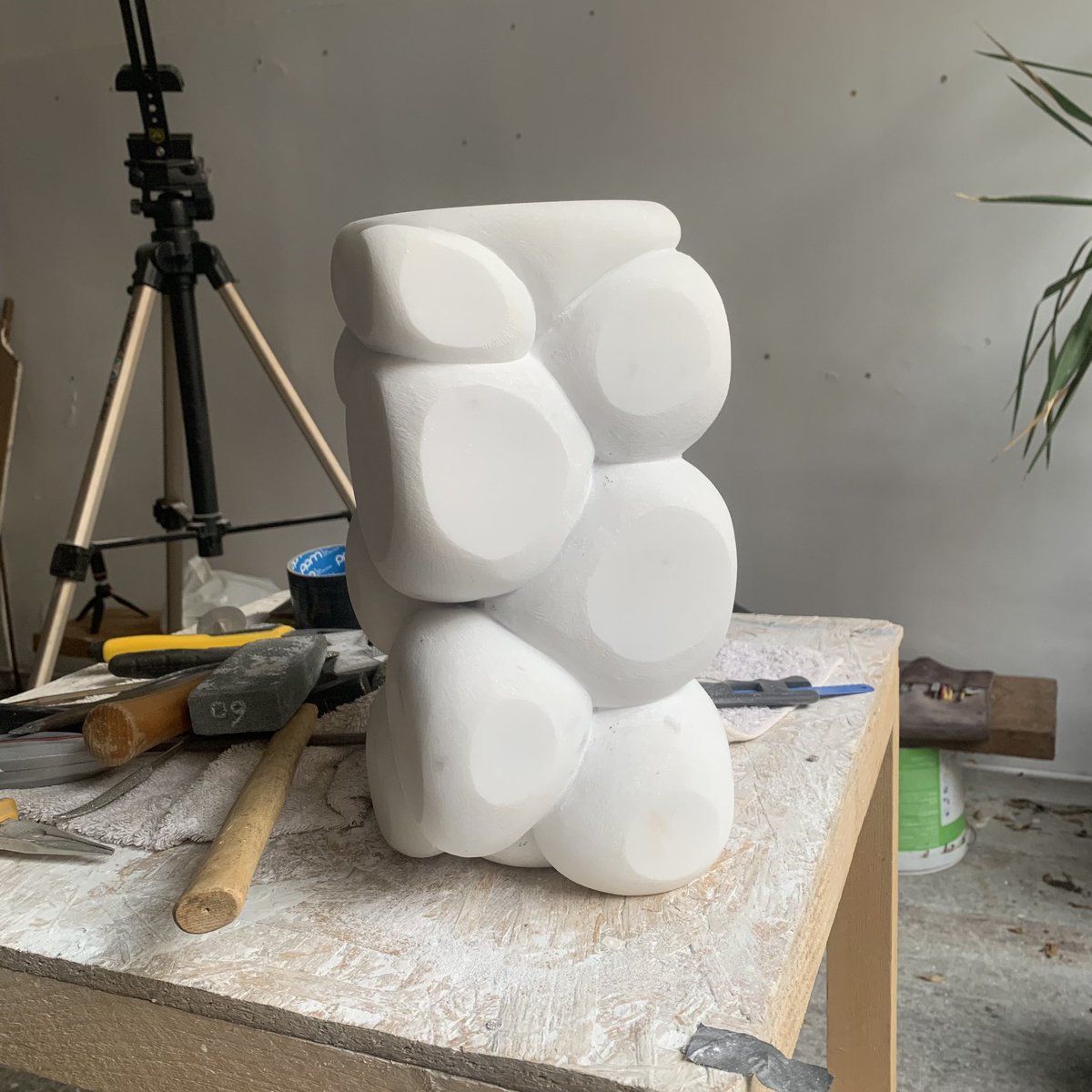 JasonSimpsonArt's tweet image. Woke with a spring in my step this morning after scraping €15 for a 3mm masonry bit &amp;amp; quick release chuck for my @dremel &amp;amp; in all my excitement I screwed it on too tight so I can’t open it #GoodBadDay #TomorrowsAnotherDay #CupidStunt #StoneCarving #PentelicMarble #Athens #Greece