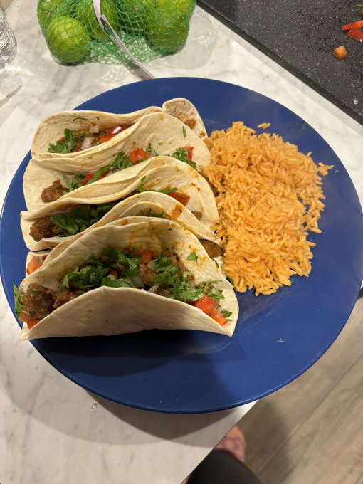 made tacos n mexican rice 😵&zwj;💫😵&zwj;💫😵&zwj;💫 https://t.co/eSopUn8PMe