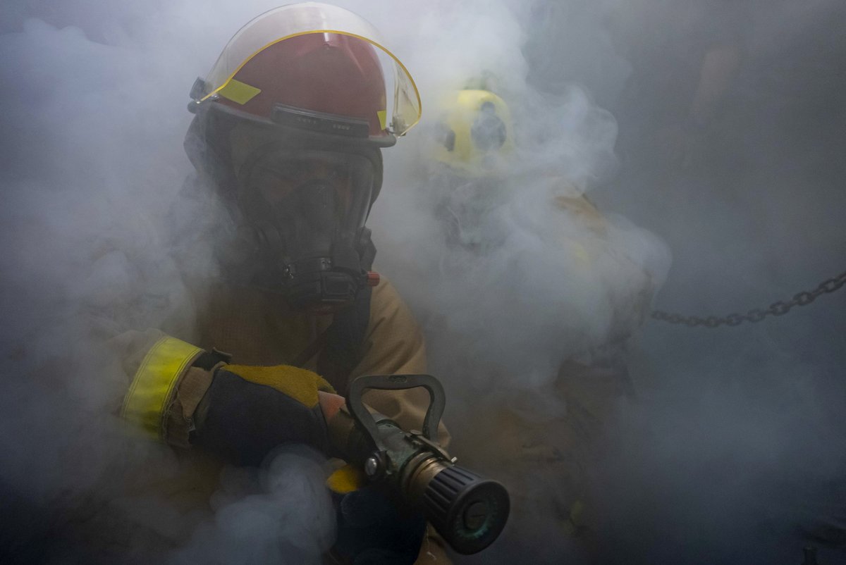 USNavy's tweet photo. #USNavy Photos of the Day:
1️⃣ #USSTheodoreRoosevelt #FLTOPS during Multi-Large Deck Event 2️⃣ #USSPrinceton GQ drill and 3️⃣ #HSC4 #UNREP to #USSSterett in Philippine Sea @INDOPACOM @US7thFleet
4️⃣ #VFA151 ordnance handling aboard @CVN_72 @US3rdFleet
👉 https://t.co/aZddB6hxYf https://t.co/zKrlTGhFRH