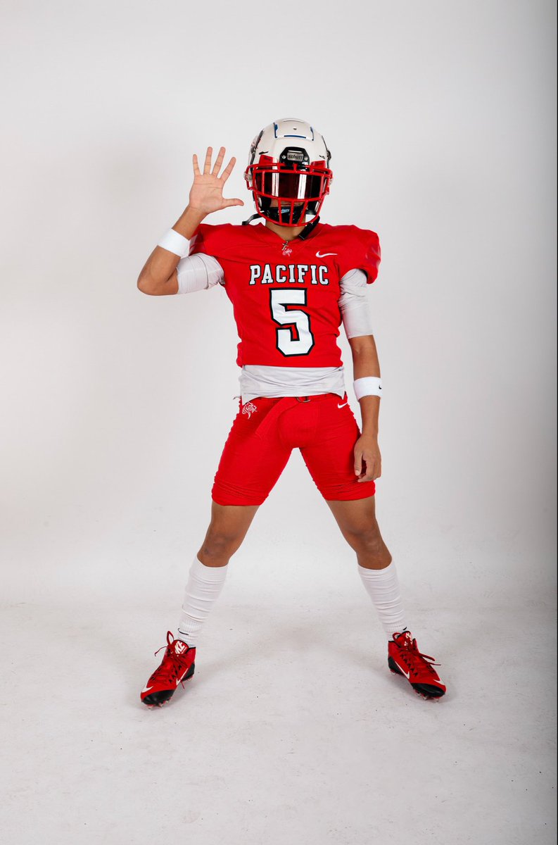 brentburroughs5's tweet photo. Blessed to receive my first offer. Go Boxers! @Coach_Nai @CoachFalc @Boxer_Football @acontreras321 @Bison_LHS https://t.co/63j8rNECru