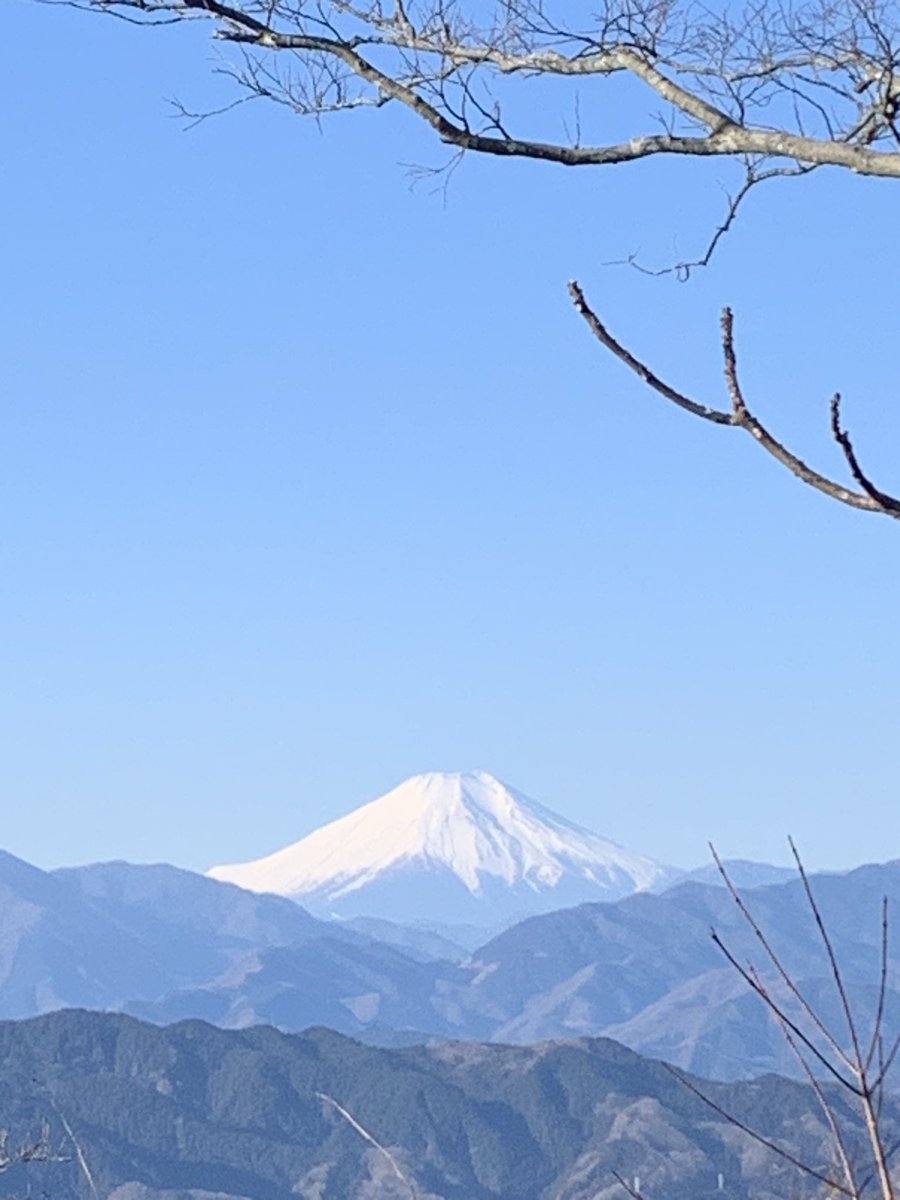 NaoyaAkai's tweet photo. サブっ🥶　さすがに真冬の今朝の高尾山は肌を刺す寒気ですが、これもまたこの季節の山歩きの醍醐味の一つ🌋　じっとしてると震えてくるところを、一歩いっぽ登り始めると、じわじわ汗かいてきてほっこり❤️→汗だく💦  今日も今日とて素敵な富士山を拝みつつおにぎりいただきました🍙　
#高尾山
#富士山 https://t.co/oVYV6Ld90t
