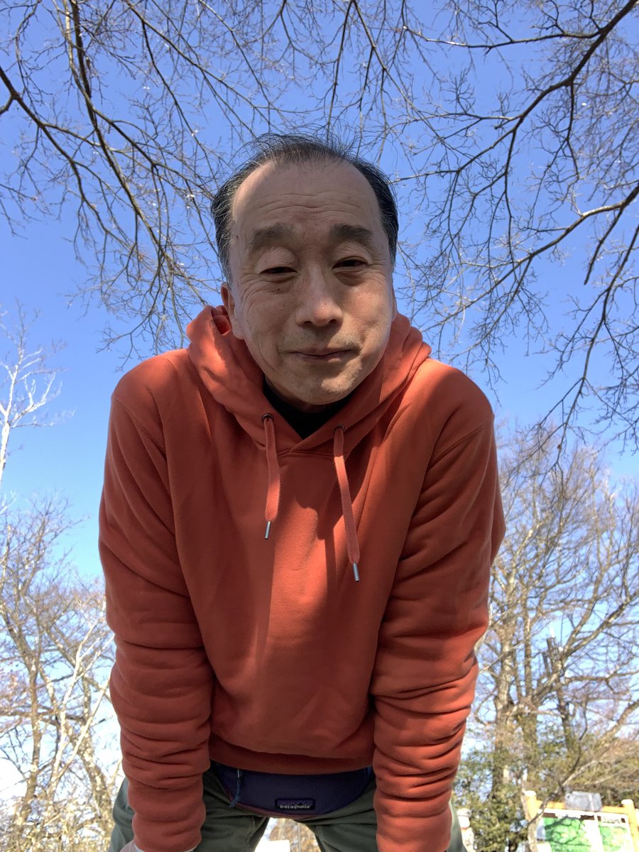 NaoyaAkai's tweet photo. サブっ🥶　さすがに真冬の今朝の高尾山は肌を刺す寒気ですが、これもまたこの季節の山歩きの醍醐味の一つ🌋　じっとしてると震えてくるところを、一歩いっぽ登り始めると、じわじわ汗かいてきてほっこり❤️→汗だく💦  今日も今日とて素敵な富士山を拝みつつおにぎりいただきました🍙　
#高尾山
#富士山 https://t.co/oVYV6Ld90t