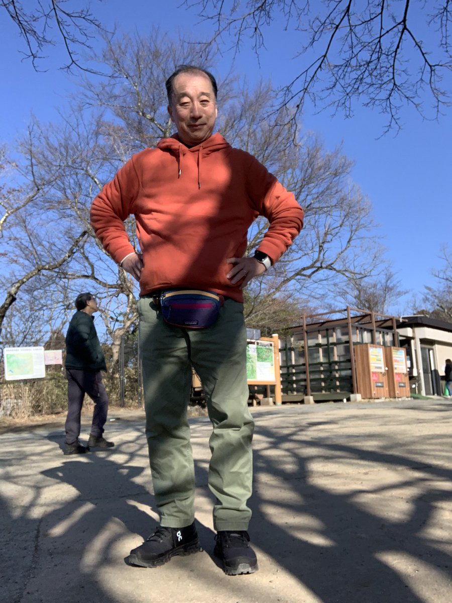 NaoyaAkai's tweet photo. サブっ🥶　さすがに真冬の今朝の高尾山は肌を刺す寒気ですが、これもまたこの季節の山歩きの醍醐味の一つ🌋　じっとしてると震えてくるところを、一歩いっぽ登り始めると、じわじわ汗かいてきてほっこり❤️→汗だく💦  今日も今日とて素敵な富士山を拝みつつおにぎりいただきました🍙　
#高尾山
#富士山 https://t.co/oVYV6Ld90t