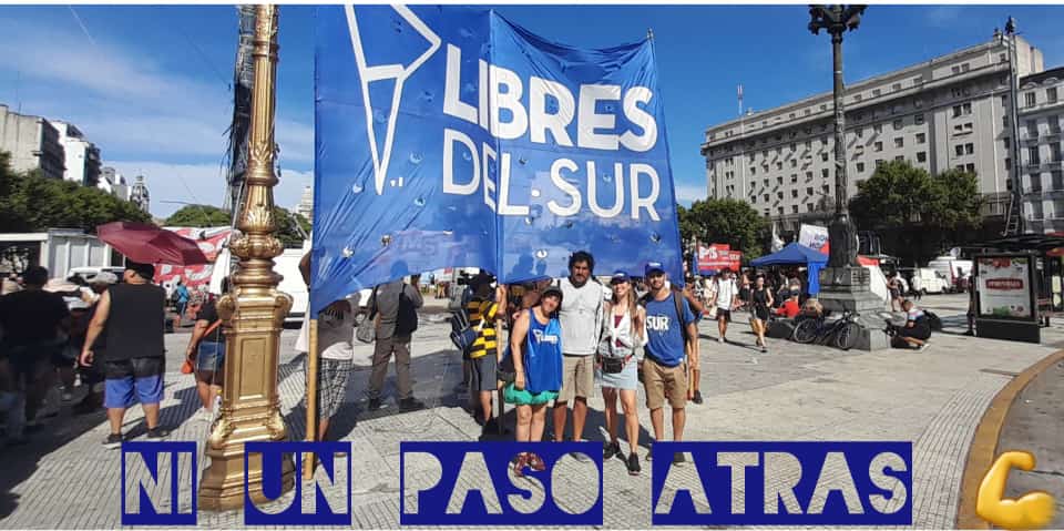 🗣 No hay peor VANDALISMO en el mundo que PERDONARLE las DEUDAS a los RICOS, y robarle la pension a los POBRES.

Abajo la Ley Ómnibus que tanto daño le hace a nuestro pueblo y a nuestra Argentina. 
#NoAlDNU ✊🏻🇦🇷

NI UN PASO ATRÁS❗️TERCER DÍA