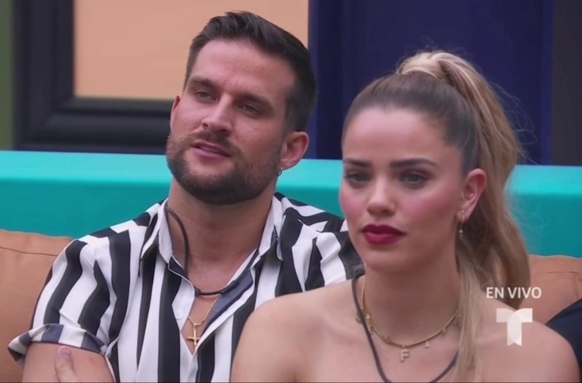 bywitness's tweet photo. CLOVIS Y THALÍ SE QUEDAN, AUNQUE NO LOS SOPORTEN EN LA CASA. 💋

FUERA LESLIE
#LCDLF4 https://t.co/5evmjDthDk