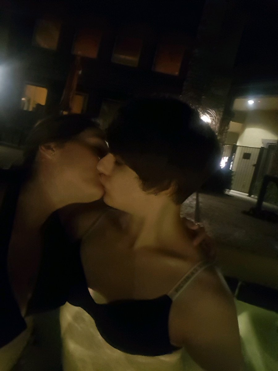 CocksMakingOut's tweet image. Hot tub #Gamecocks