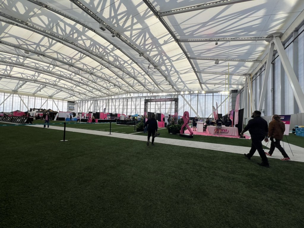 RosaMOR2014's tweet photo. Day 1 of the #DONNA 
Happy to be apart of such a great event that brings awareness around Breast Cancer. @NiswanderAaron @One_FLA #LifeAtATT https://t.co/NxuTI9Zrgy