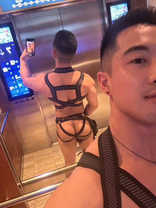 What would you do if we were in this elevator together? 😉 https://t.co/AW6Vz8yp0m