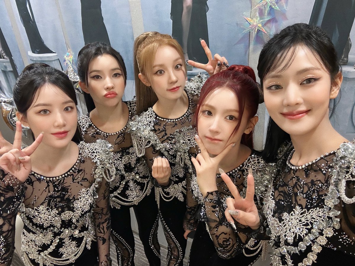 official_i_dle's tweet photo. [📺] [릴레이댄스] (여자)아이들((G)I-DLE) - #Super_Lady (4K)

(여자)아이들이 출연하는 '#릴레이댄스'가 공개되었습니다!
가지각색의 매력으로 무장한 Super Lady 아이들, 지금 바로 확인하세요!

▶️ https://t.co/ate2awefU9

#여자아이들 #GIDLE
#Two https://t.co/mK9h3mLa6C