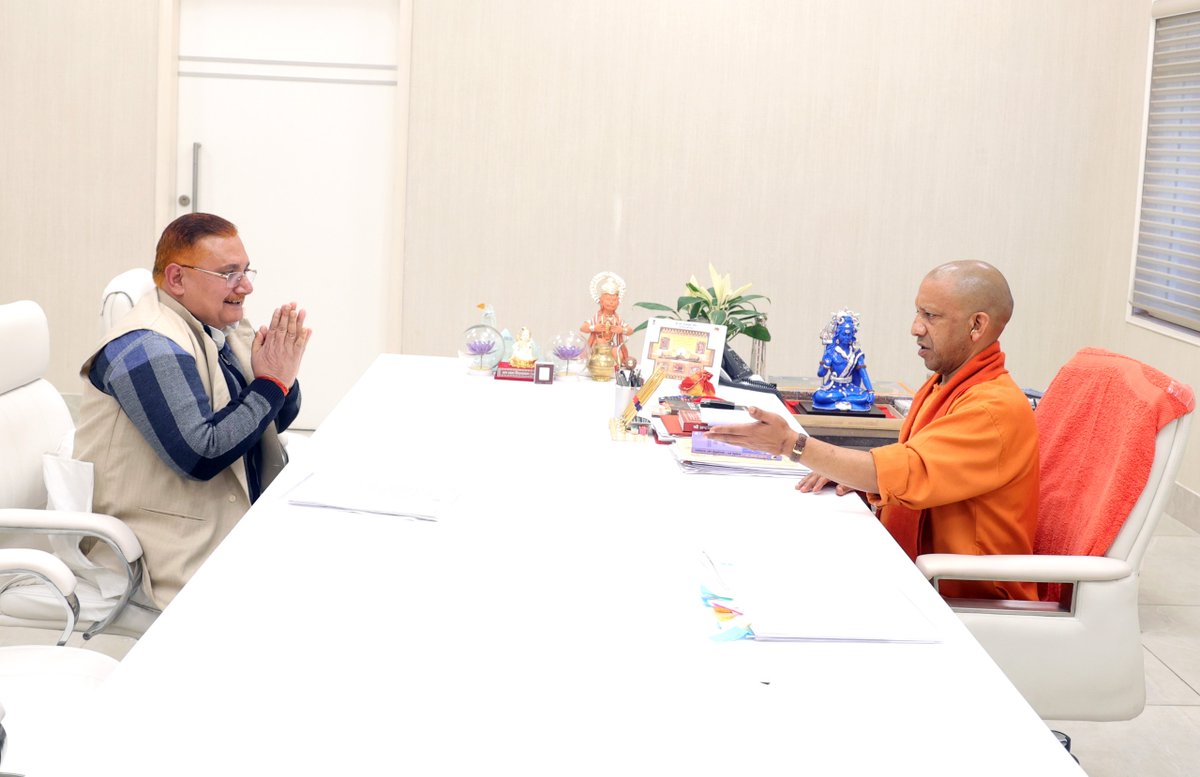 myogioffice's tweet photo. मुख्यमंत्री श्री @myogiadityanath जी महाराज से लखनऊ में जनपद मऊ के मधुबन विधान सभा क्षेत्र के पूर्व विधायक श्री उमेश पाण्डेय जी ने शिष्टाचार भेंट की। https://t.co/xiQxuAvenp