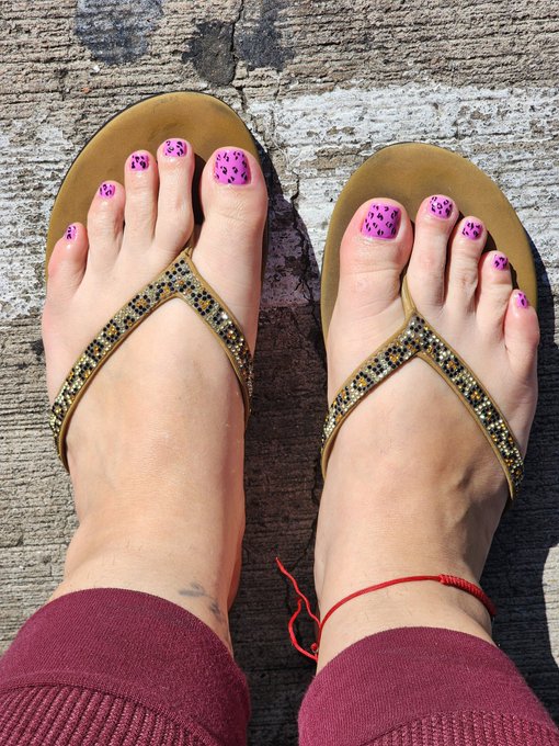 Fresh pedi Fri-Yay  ($9 No PPV) All Natural Curvy Latina MILF, 36F, 37"W, and 57"H. ⏳️🍑 *Raw/Real Content* Exclusive
