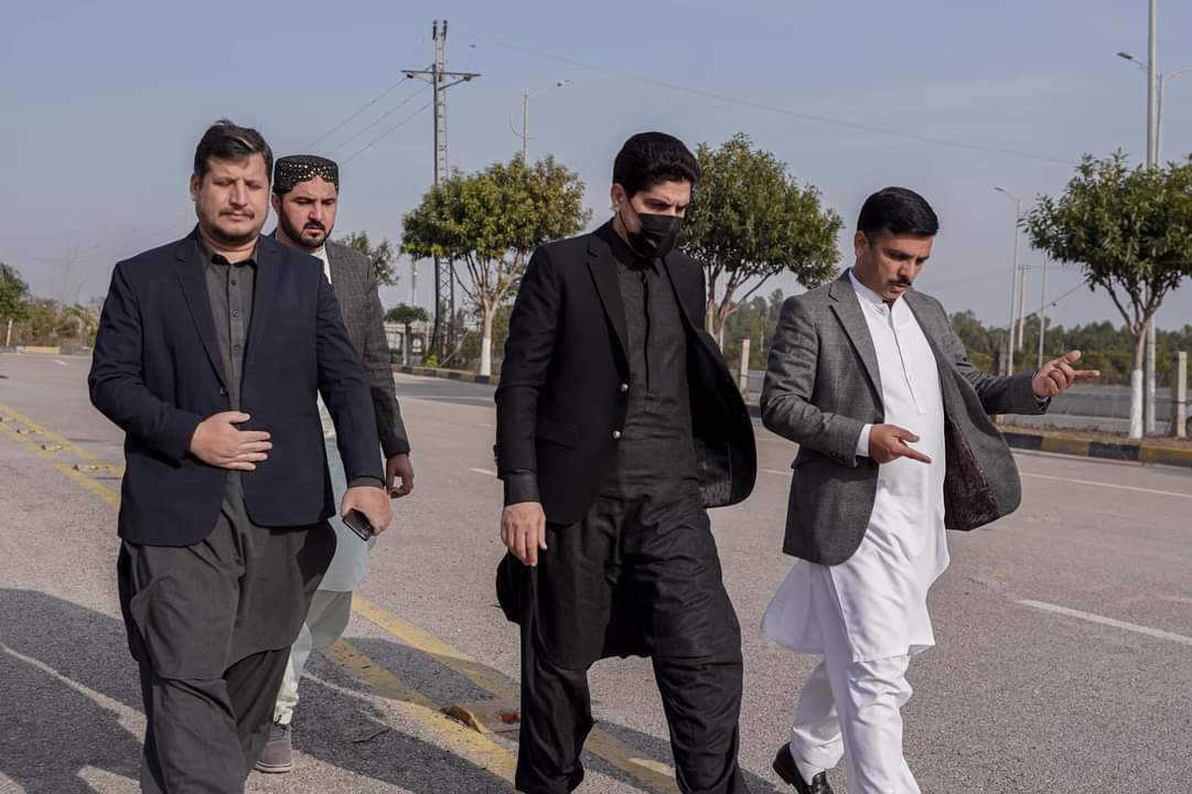 J7Group92's tweet photo. CEO J7 Group Mr. Yaseen Masud official visited Royal Swiss Islamabad site office accompanied by its Project Director Mr. Fiyyaz Awan.

🌐 https://t.co/bI2TSnrxwm
📞 UAN: 0335 7777 527
#J7Group #Pin92 #Hotels #Invest #Luxury #Islamabad #profit #5star #Suites #business https://t.co/soBfsJBOFm