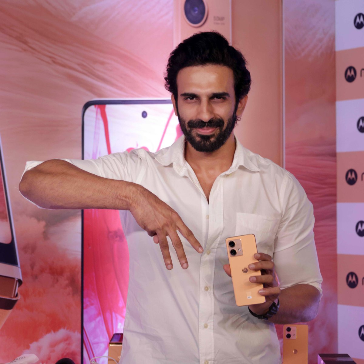 motorolaindia's tweet photo. Looks like all the stars couldn't help but pose with the Motorola Superstars at the @iwmbuzz event. 

Grab the #MotorolaEdge40Neo starting at ₹22,999, available @Flipkart. 
Grab the #MotorolaRazr40Ultra for just ₹69,999, available @amazonIN .

#HelloMotoHelloColor https://t.co/gfjuS8OPtL