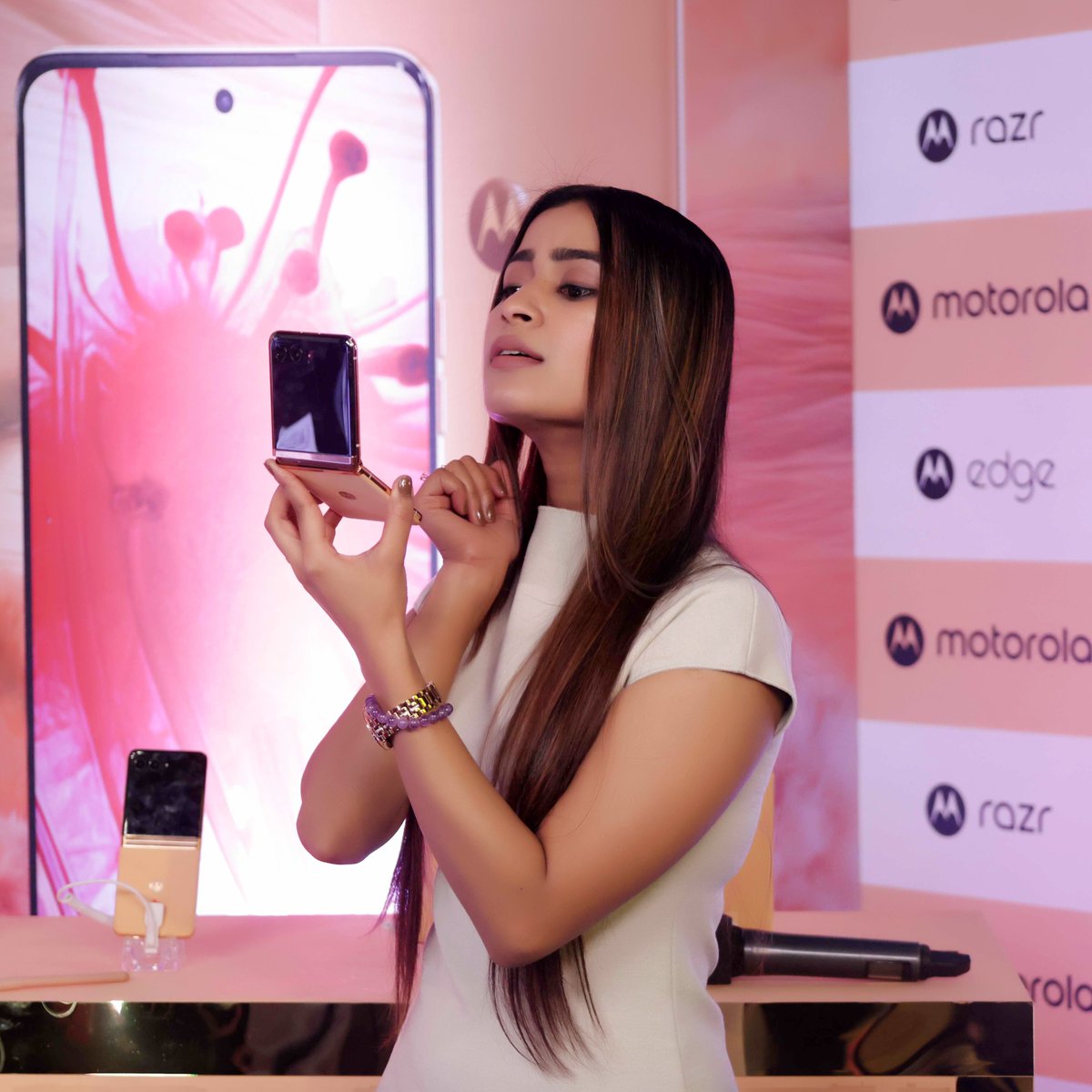 motorolaindia's tweet photo. Looks like all the stars couldn't help but pose with the Motorola Superstars at the @iwmbuzz event. 

Grab the #MotorolaEdge40Neo starting at ₹22,999, available @Flipkart. 
Grab the #MotorolaRazr40Ultra for just ₹69,999, available @amazonIN .

#HelloMotoHelloColor https://t.co/gfjuS8OPtL