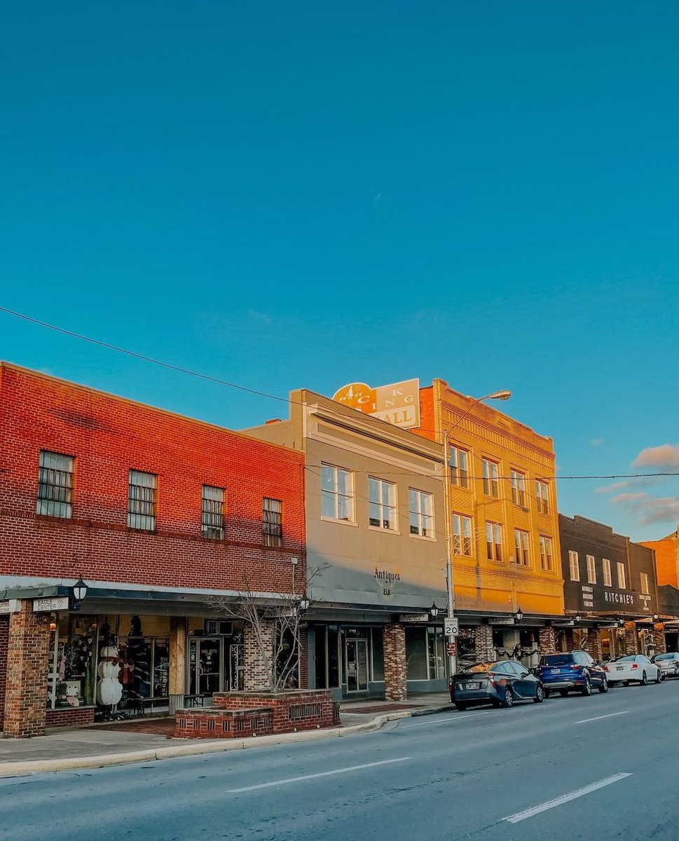 Who’s headed downtown this weekend? 🏫

📸 Downtown Elizabethton

#vacationrental #vrbo #riverhouse #tennessee #elizabethton #supportlocal #smokymountains #river #flyfishing #wataugariver #vacation