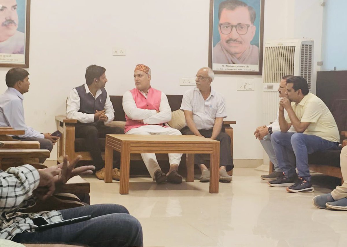 Gouri Shanker Shrivas (@shrivasgouri) on Twitter photo सत्ता का घमंड या तानाशाही- प्रदेश के 25000 स्वास्थ्य कर्मचारियों के 4माह का वेतन भूपेश बघेल ने इसलिए रोका था क्योंकि वो हक़ के लिए आंदोलन करते थे।स्वास्थ्य संगठन के पदाधिकारियों ने भेंट कर 4माह का वेतन रिलीज़ करवाने का आग्रह किया- <a href="/blsanthosh/">B L Santhosh</a> <a href="/vishnudsai/">Vishnu Deo Sai</a> <a href="/ShyamBihariBjp/">ShyamBihari Jaiswal</a> सत्ता का घमंड या तानाशाही- प्रदेश के 25000 स्वास्थ्य कर्मचारियों के 4माह का वेतन भूपेश बघेल ने इसलिए रोका था क्योंकि वो हक़ के लिए आंदोलन करते थे।स्वास्थ्य संगठन के पदाधिकारियों ने भेंट कर 4माह का वेतन रिलीज़ करवाने का आग्रह किया- <a href="/blsanthosh/">B L Santhosh</a> <a href="/vishnudsai/">Vishnu Deo Sai</a> <a href="/ShyamBihariBjp/">ShyamBihari Jaiswal</a>