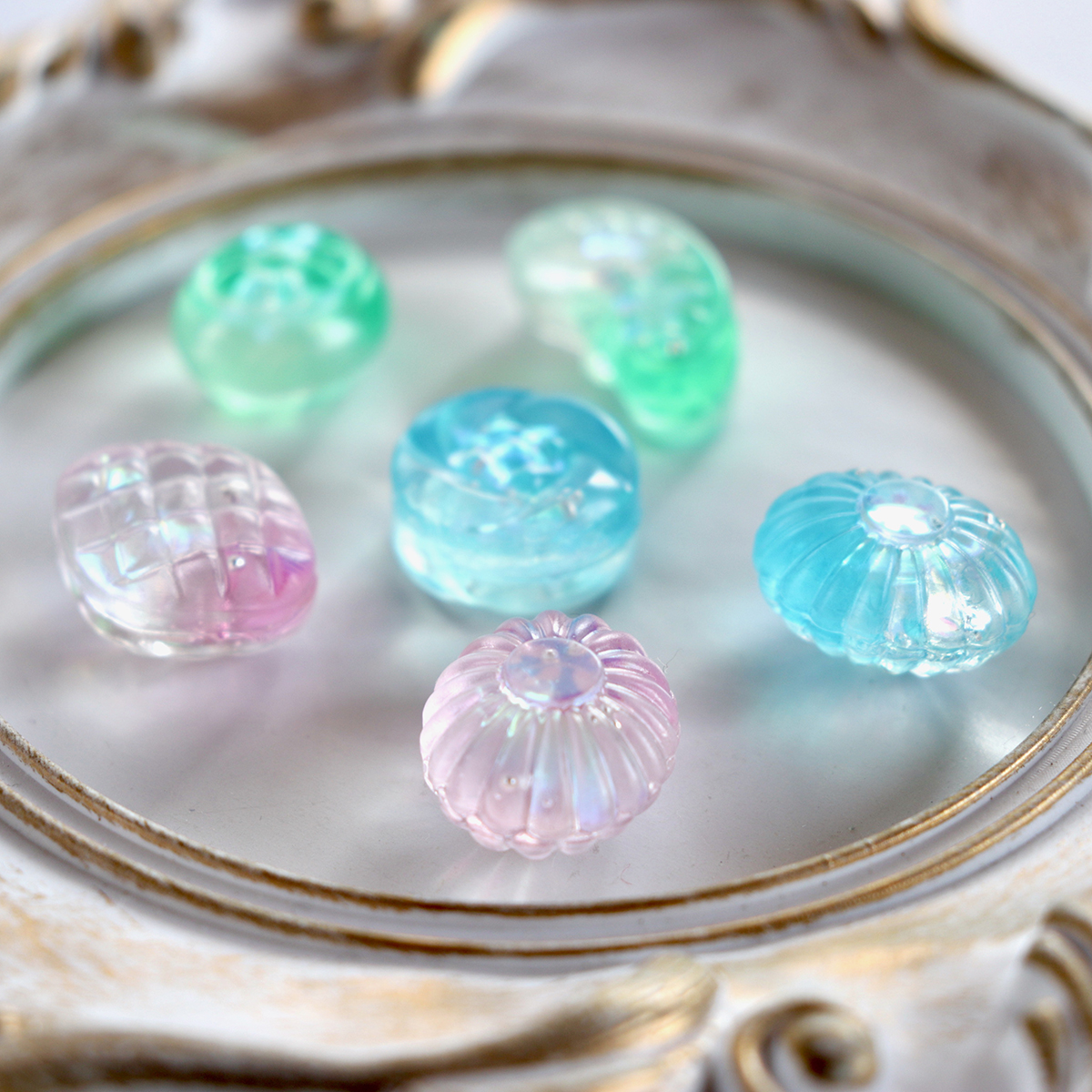 acero_blu's tweet photo. こないだ年が明けたと思ったらもう節分！
早すぎませんか…

明日から暦の上ではもう春になるということで
あわてて冬・雪モチーフのレジンドロップを登録しました

しかし、週明けは冷え込むみたいですね…

#ハンドメイド #フェイクスイーツ #レジンドロップ https://t.co/6WiA4B93v8