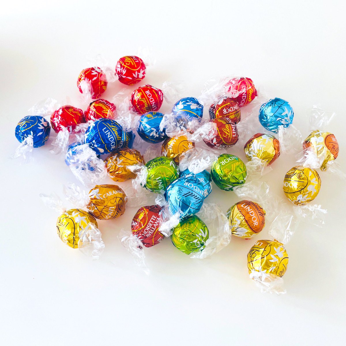 「寒くて朝起きられないとき、リンツのチョコレートをログインボーナスにすると楽しみす」|たけのこスカーフのイラスト