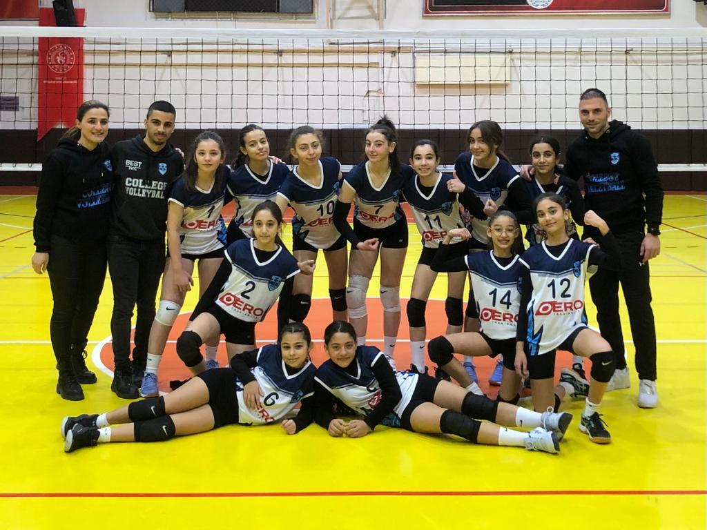 Lanet yolculuk başladı.Ölüm tuzağına doğru.Bir ülkeye gidip,4 yıldızlı otelde kalırsınz bir gece başınıza yıkılır.Geleceğiniz karartılır, yok edilir.Bazıları bakar,bazıları kader der.Sizin kaderiniz de bizden.Kadermiş,cahiller. Başı seccadeye deyince aklandığını sanan sahtekarlar