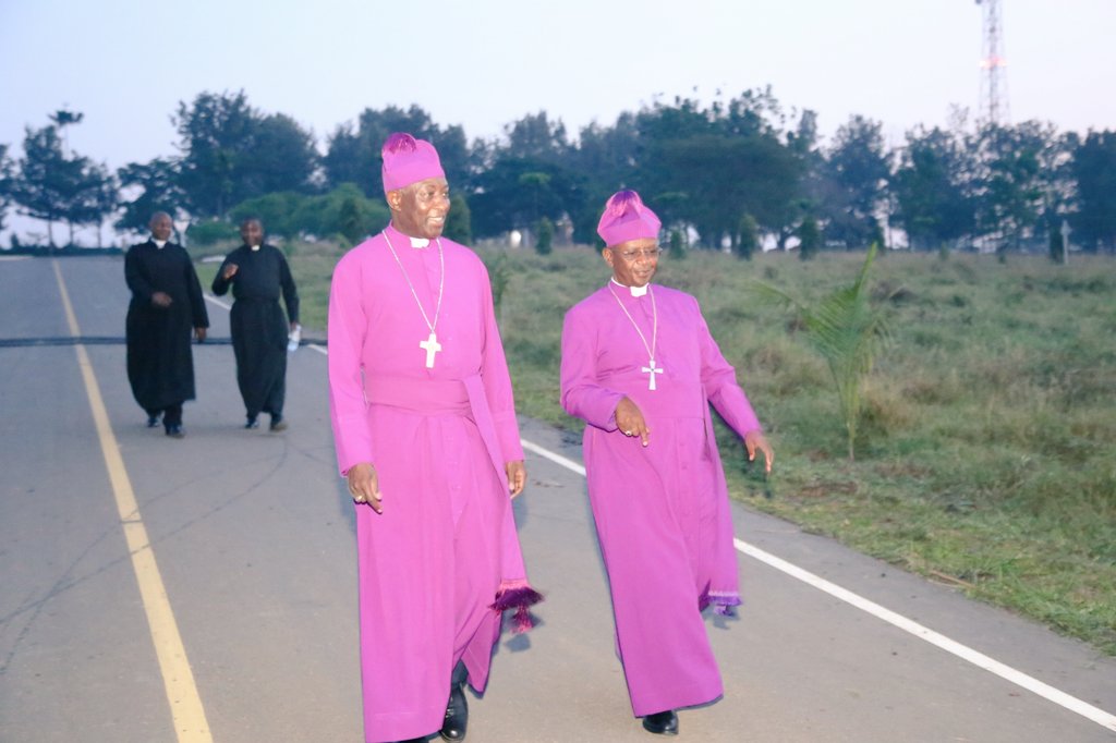 Archbp_COU's tweet photo. My brother Bishop Stephen Namanya and I decided to take a health walk today morning around Rushere hill.
Every morning, I ensure that I exercise, either by jogging or walking on the stares in my house 24 times to remain healthy.
It's also good to regulate your eating habits. https://t.co/37aOS2B57W