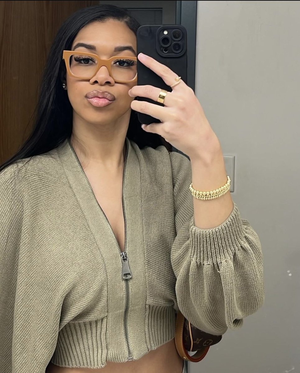 essenceoflee__'s tweet photo. Now these are the type of women that should be a viral influencer instead of these other “influencers”🙏🏾✨ https://t.co/PvcW7UKnmw