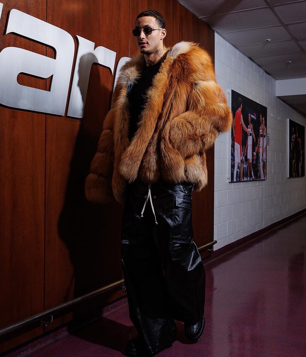 Protrending's tweet image. Season of fur coats that’s for sure!! Tonight #KyleKuzma arriving in a faux fur coat ahead of #Wizards x #Heat game. #protrending #stylelikeapro 
(📸 @washwizards)