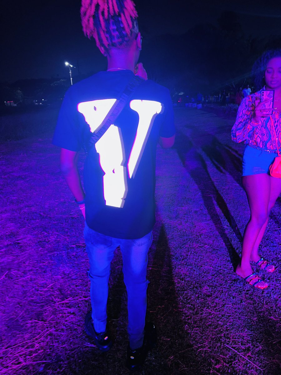CorbinKevon's tweet photo. “She always want to know hold me. I told her nah I V on me cause im Vloney” https://t.co/4qOoITNpwr