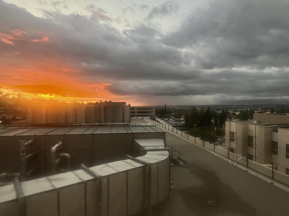purviparwani's tweet photo. When the sky is also wearing red! @GoRedForWomen #SocalSunset #OfficeSunset https://t.co/TYvwnAVDZj