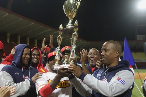 Vuelve los Cocodrilos 🐊 de #Matanzas a coronarse campeones, ahora, de la Serie de Estrellas del Beisbol 2024. 

Felicidades a la selección dirigida por Armando Ferrer que sigue demostrando talento y pasión por la pelota. #Cuba