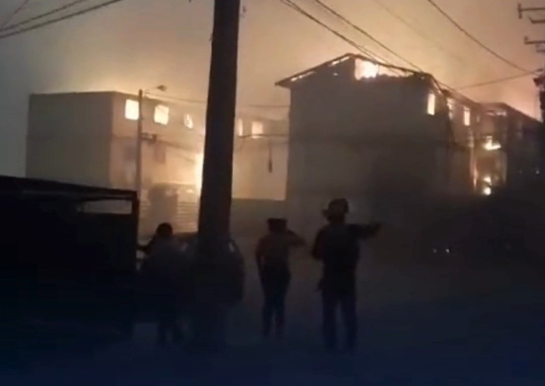 luismendez_n's tweet photo. Block de departamentos en Canal Chacao #ViñadelMar consumido por las llamas. Se mantiene evacuación del sector, esto es una catástrofe y el gobierno pretende reunirse mañana?  #EnDesarrollo #AlertaRoja https://t.co/qJPl5Qn9vR
