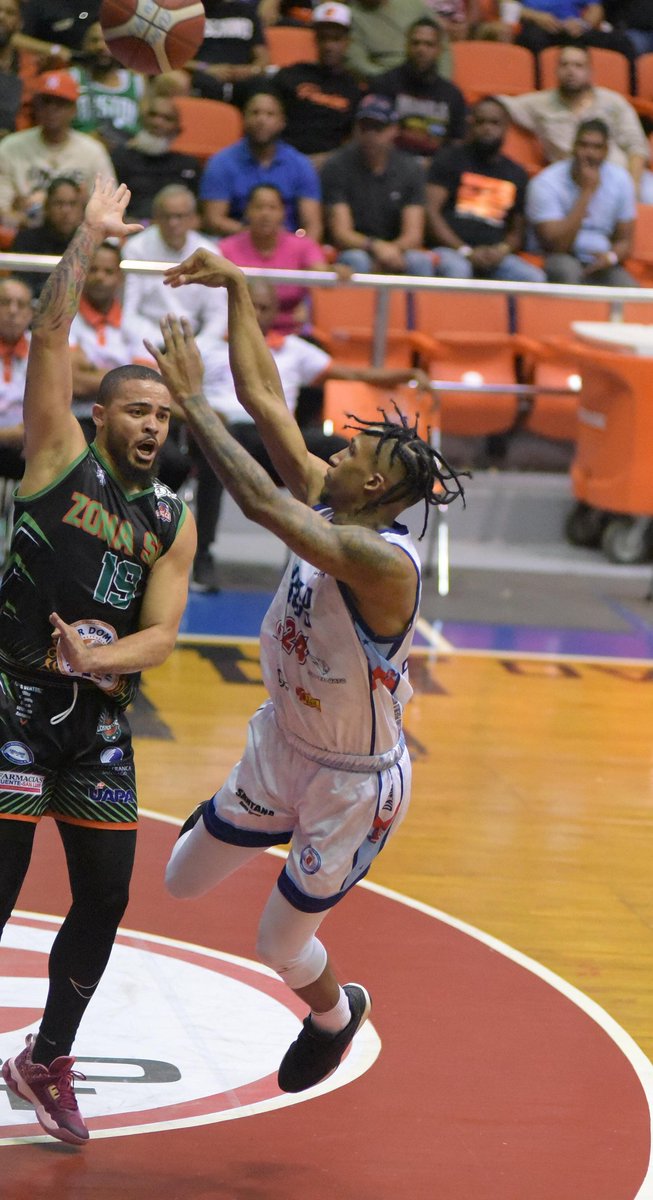 Aneud's tweet photo. Santiago. Imagenes del partido entre #CPN 110 VS #CUPES #TBSS @AbasacaOF copa @BanreservasRD #44 @TenchyRodNYC @basketdom @baloncestomundi Fotos @Aneud https://t.co/QMFkllaWSf